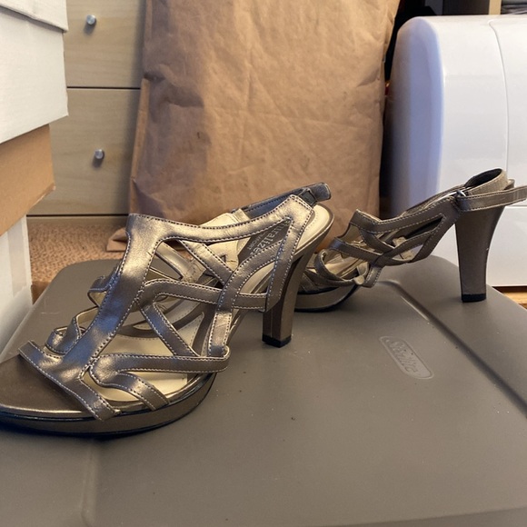 Naturalizer 8.5M pewter heels 4” - Picture 5 of 14